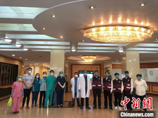 中国侨网4月10日,中国援菲医疗专家组成员李鸿茹、卓惠长、肖雄箭副主任医师,叶玲主任、何进椅主管护师一行到访华人医院崇基/光坦医院,该院龚金山院长亲自到医院大厅迎接。 通讯员张倩 摄