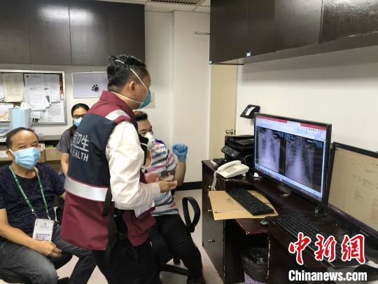 专家组在一一了解病患情况并共同分析了病患的CT扫描后,提出了一些指导性意见,也分享了中方的诊疗经验。 通讯员张倩 摄 专家组在一一了解病患情况并共同分析了病患的CT扫描后,提出了一些指导性意见,也分享了中方的诊疗经验。 通讯员张倩 摄