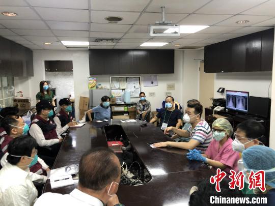 专家组成员与崇基/光坦医院医生,就5个该院收治的华人病例进行讨论和研究。 通讯员张倩 摄 专家组成员与崇基/光坦医院医生,就5个该院收治的华人病例进行讨论和研究。 通讯员张倩 摄