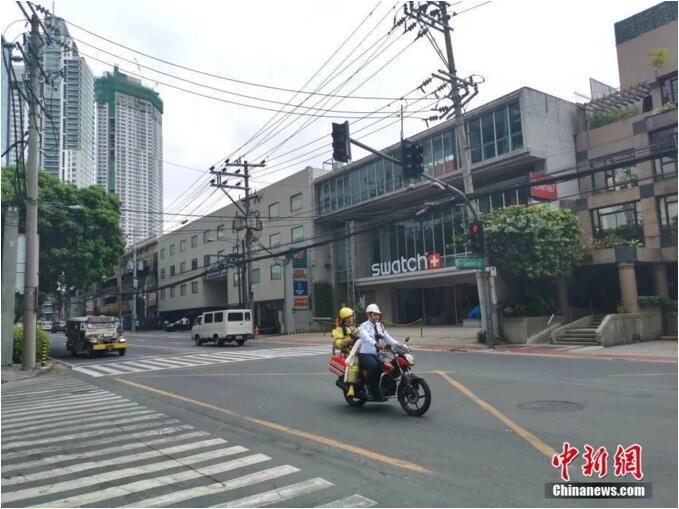资料图:3月16日是菲律宾总统杜特尔特宣布首都大马尼拉地区、从3月15日起实行30天“社区限制性隔离”后的第一个工作日。街头车少人稀。<a target='_blank' href='http://www.chinanews.com/'>中新社</a>记者 关向东 摄 资料图:3月16日是菲律宾总统杜特尔特宣布首都大马尼拉地区、从3月15日起实行30天“社区限制性隔离”后的第一个工作日。街头车少人稀。<a target='_blank' href='http://www.chinanews.com/'>中新社</a>记者 关向东 摄