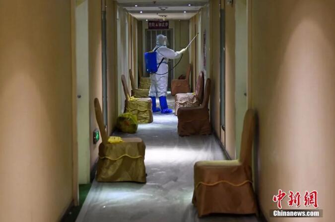 山西太原一隔离定点酒店房间内,33岁的护士冯丕文进行楼层消毒。<a target='_blank' href='http://www.chinanews.com/'>中新社</a>记者武俊杰 摄 山西太原一隔离定点酒店房间内,33岁的护士冯丕文进行楼层消毒。<a target='_blank' href='http://www.chinanews.com/'>中新社</a>记者武俊杰 摄