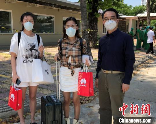 中国侨网图为中国驻柬使馆领侨处主任胡伟(右)现场慰问出院的同胞。 大使馆提供 摄