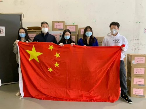 当地时间4月16日,中国驻多伦多总领馆教育参赞张益群(左二)将一批“健康包”送至多伦多大学中国学生学者联谊会。 多伦多大学中国学生学者联谊会供图 当地时间4月16日,中国驻多伦多总领馆教育参赞张益群(左二)将一批“健康包”送至多伦多大学中国学生学者联谊会。 多伦多大学中国学生学者联谊会供图